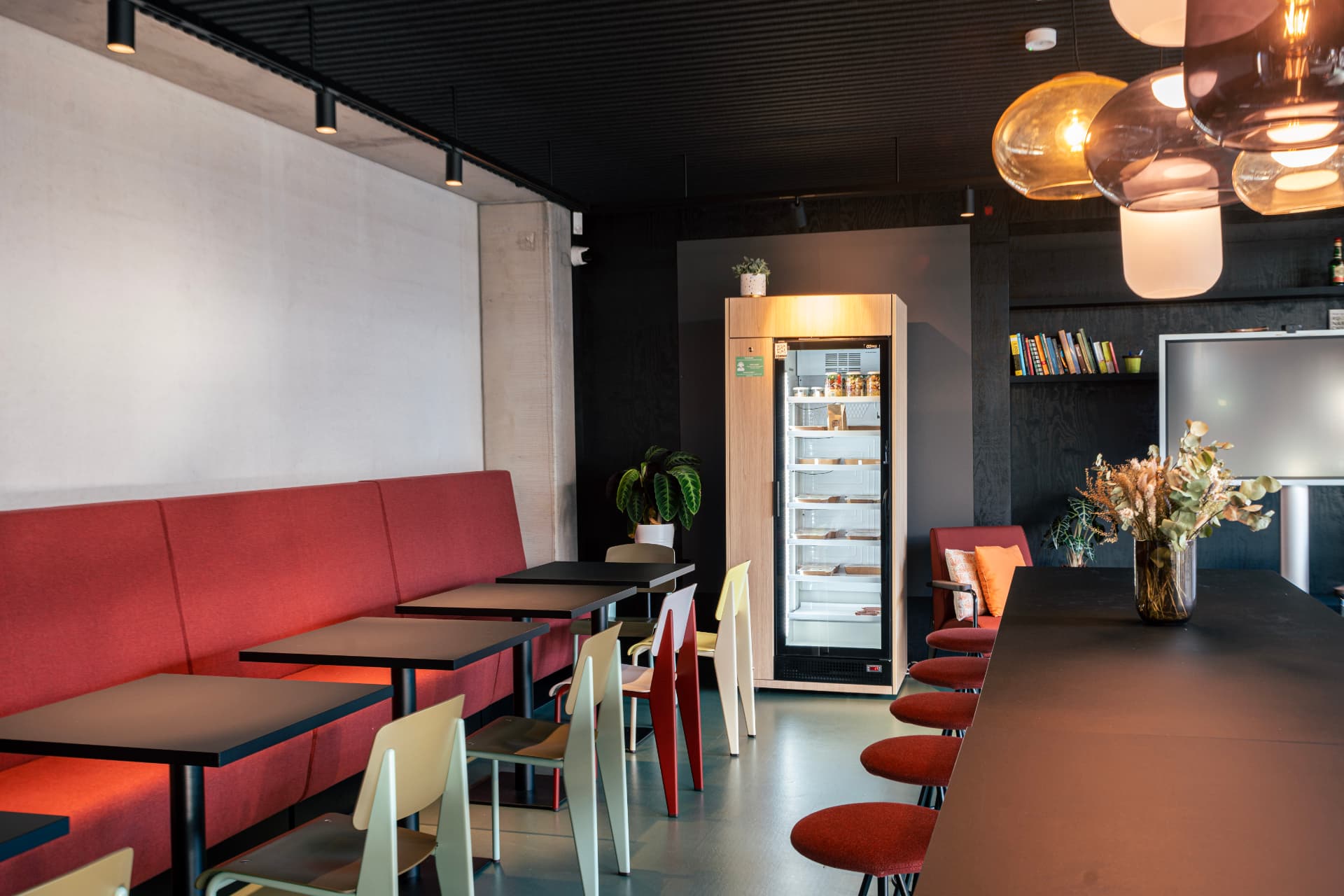 Foodm Smartfridge met verse maaltijden in een moderne bedrijfsruimte